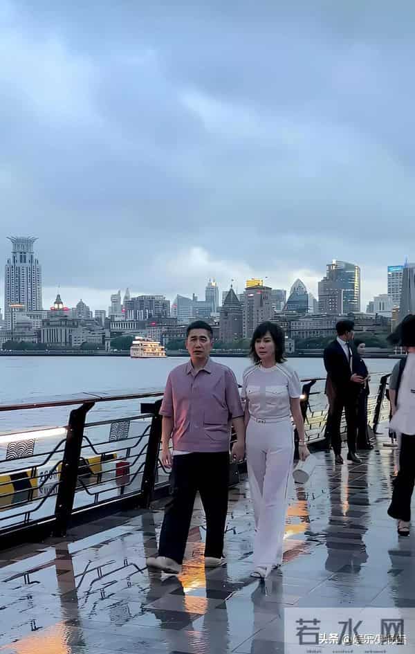 刘嘉玲上海被偶遇，59岁面容饱满身材佳，状态宛如三四十岁