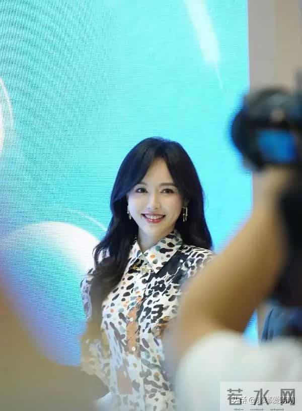 唐嫣现身上海进博会，她明媚动人，高挑身姿大长腿，美韵天成！