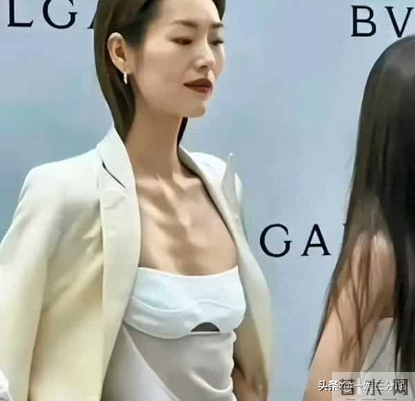 蒋欣精神状态惹担忧，吃不饱饭崩溃大哭，助理不安慰还总咄咄逼人