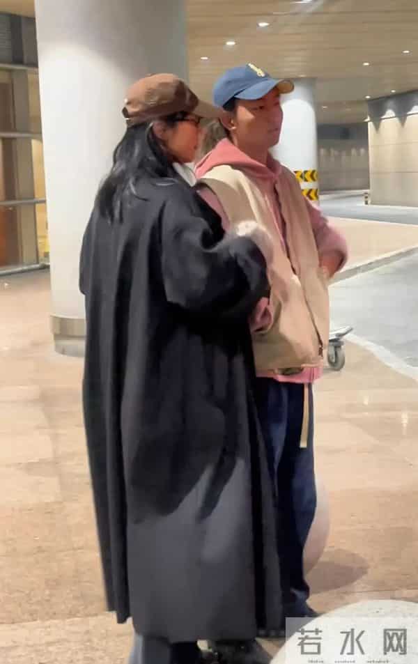 白百何带俩儿子回国,17岁大儿子罕见露面,身高180,模样像爸爸