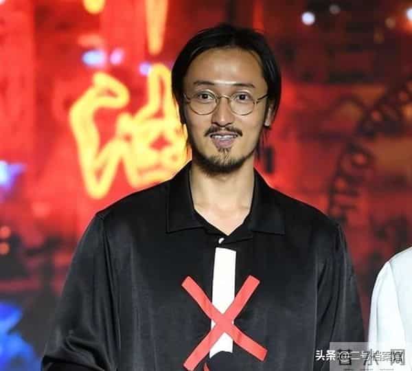 陪睡陪玩只是前菜，继袭警、舔手指被曝后，又一女星曝"圈中内幕"