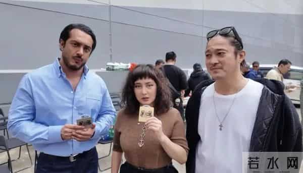 何超仪丈夫大病康复后罕露脸,满面红光圆润了不少,私人医生同场