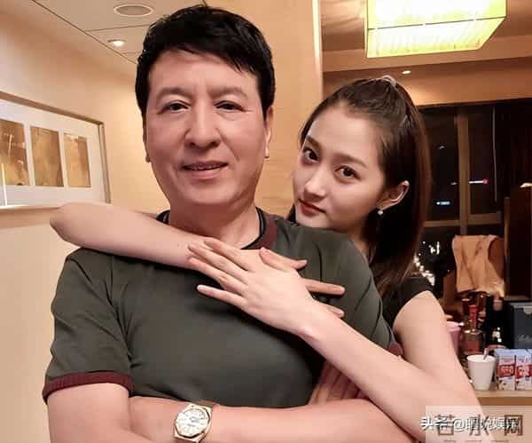 分手传闻仅7月，关晓彤高调官宣喜讯，全网恭喜，终于等到这一天