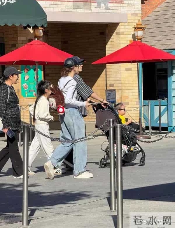 戚薇李承铉全家出游，10岁lucky打扮时髦，照顾弟弟好贴心