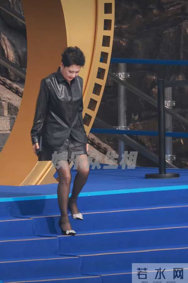 收手吧!63岁张凯丽穿“黑丝”现身不到72小时,恶心的事情发生了