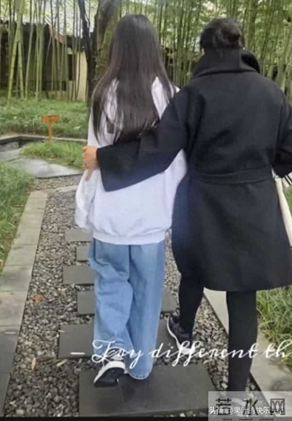 小菲带一家子到成都吃鲜鱼馆!筱梅本人超漂亮,玥儿正面像大S!