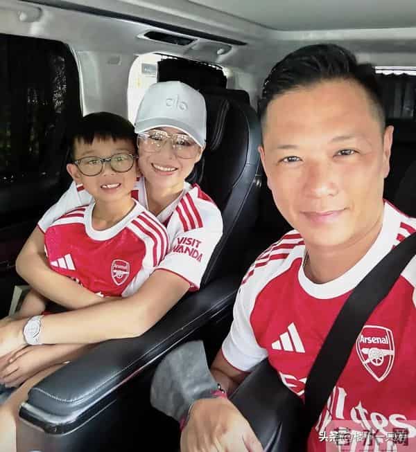 李乘德晒照为老婆庆生 胡杏儿手上两个大镯子抢镜 比送胡定欣的大