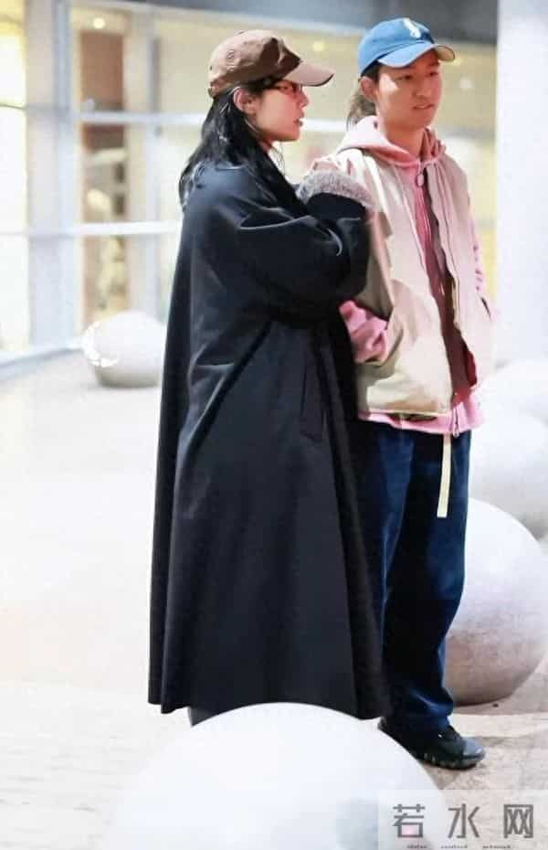 白百何带两个儿子现身！17岁大儿子长得像前夫陈羽凡，二儿子5岁