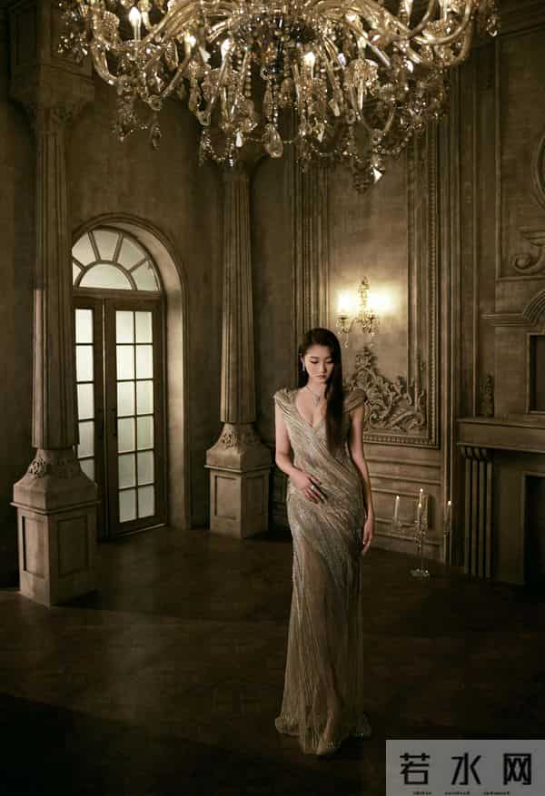 关晓彤挑战丰满性感风穿上了大胆的低胸蕾丝透视裙,性感!