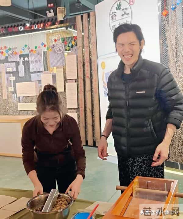 向佐和朋友现身湖北旅游，他的打扮好朴素，整个人气质土土。