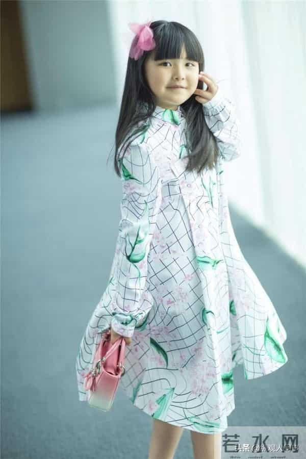 李湘在机场因身材问题被怼到“黑脸”，翻出十年前瘦照反击，好美