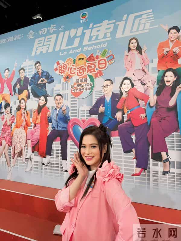 风韵犹存！TVB女星罕见以多套泳衣造型示人，对手演员看后直脸红