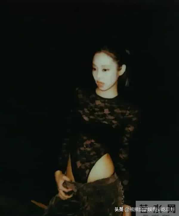 Jennie不愧是韩国“时尚爱豆”！黑色蕾丝连体服搭低腰裤时髦高级