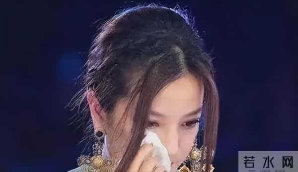 封杀4年,49岁赵薇近照模样大变,胃癌传闻真相大白,难走回头路