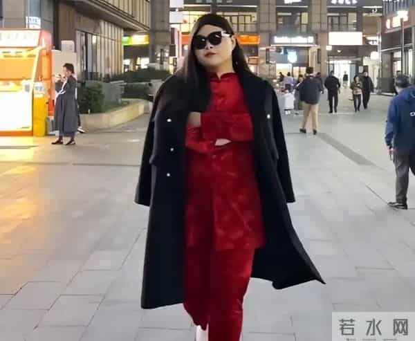 被全网模仿后,李湘坐不住了,深夜发照找回面子