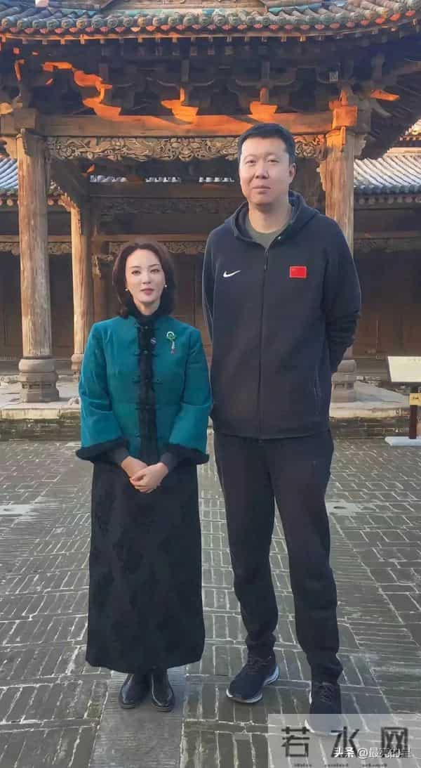 刘芳菲身高174，王治郅214，虽然身高差距悬殊，刘芳菲还真不低