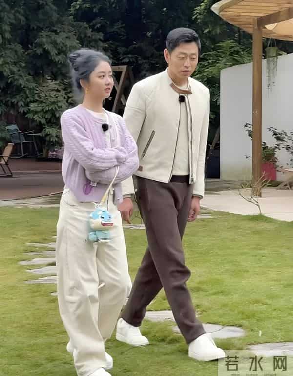 谭松韵回泸州老家录综艺,穿香芋紫的她娇小又甜美,一点不像35岁