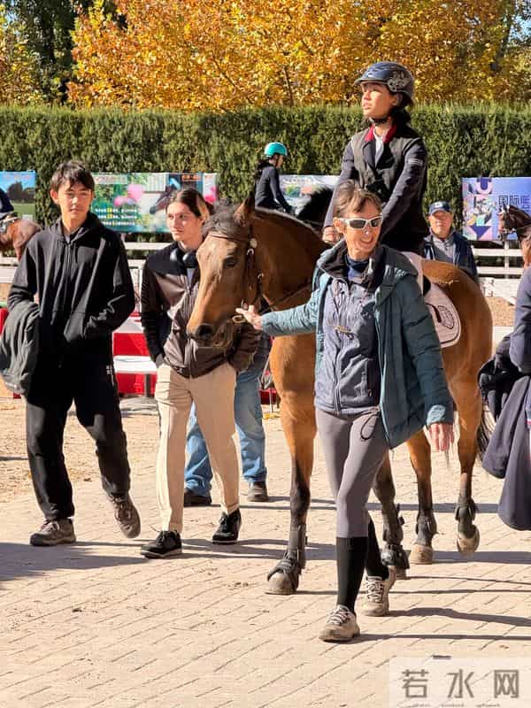 刘烨儿女马场骑马,15岁诺一身高超180,被吐槽比他爹还糙很显老