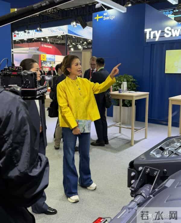 52岁朱迅上海进博会被偶遇 着黄色新中式配盘发 白发显眼 容颜易老