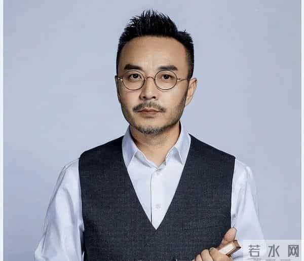 51岁汪涵现状:常年居住在长沙,穿人字拖嚼槟榔,大烟斗不离身