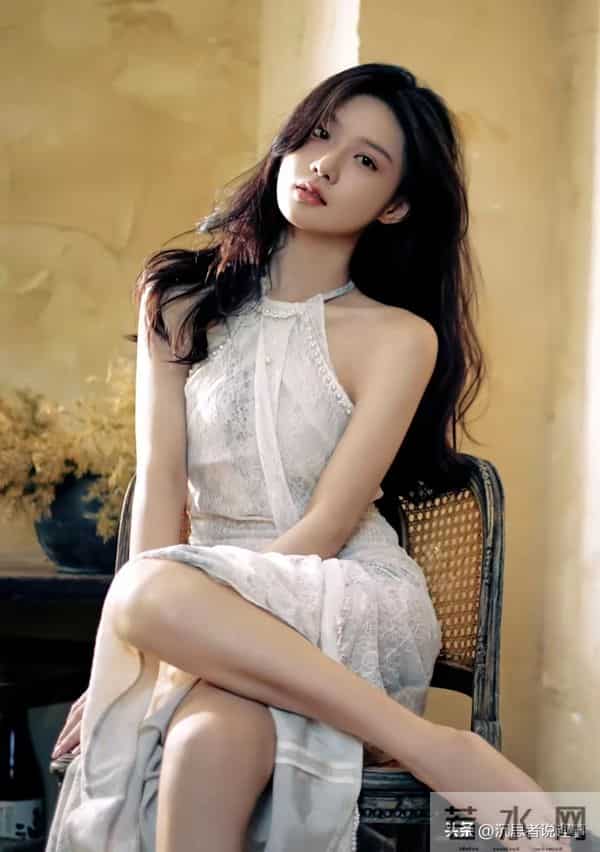 陈意涵裸脚写真好性感，前凸后翘身材有料，迷人的小妖精