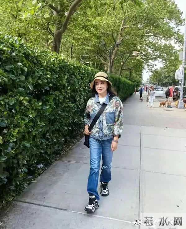 刘晓庆七十多岁年纪 瞧瞧人家打扮得极为优雅 可真是个活得通透的人