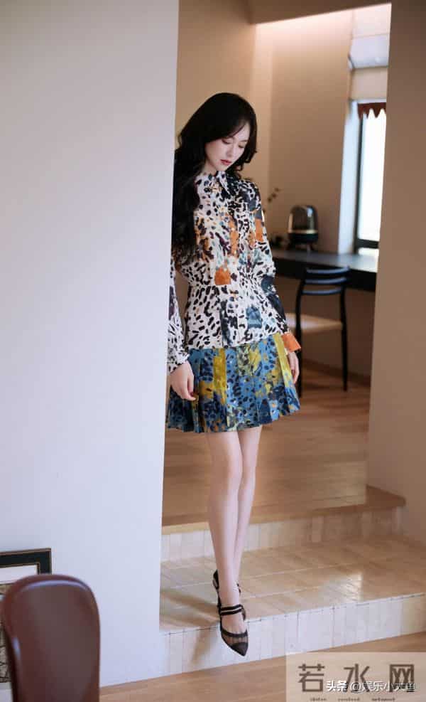 唐嫣今日上海进博会出席活动,穿浅蓝色印花桑蚕丝连衣裙好漂亮