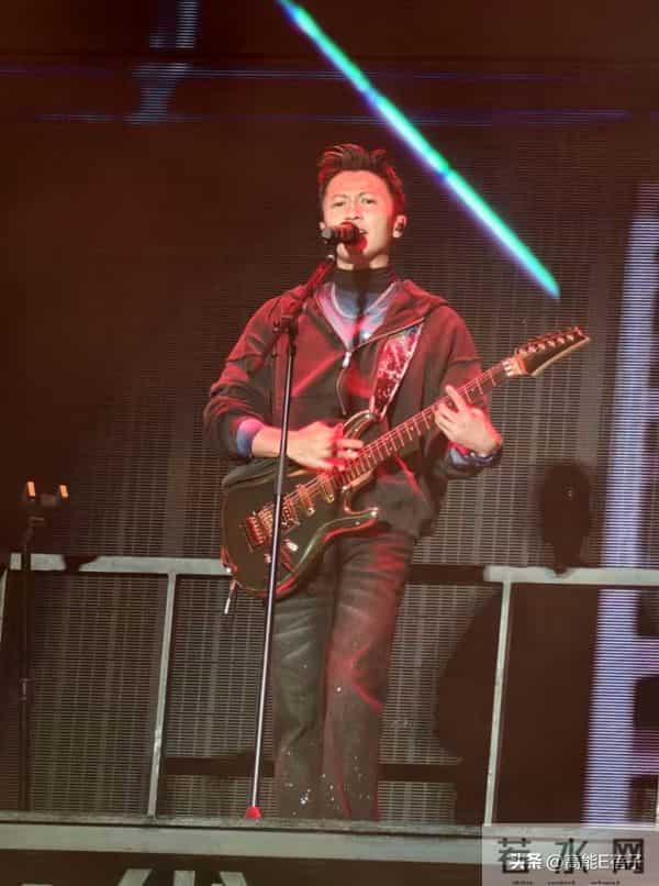 他曾因长胖被嘲,减肥变爆炸头帅哥,今成谢霆锋师弟猛晒腹肌!