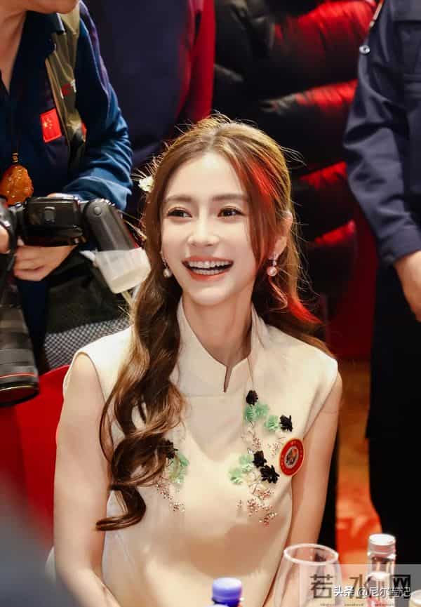 杨颖空降红蜻蜓直播间!素颜皮肤蜡黄有黑眼圈,仅露脸几秒引热议