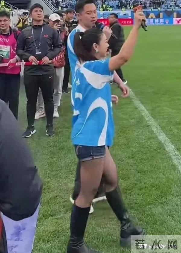 演员李小萌的身材实在是好!大腿太粗胜过男人,还穿超短裤