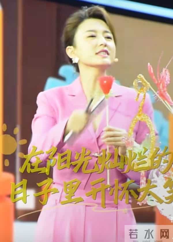 张蕾亮相节目，粉色套装配玫瑰，开怀大笑尽显优雅气质