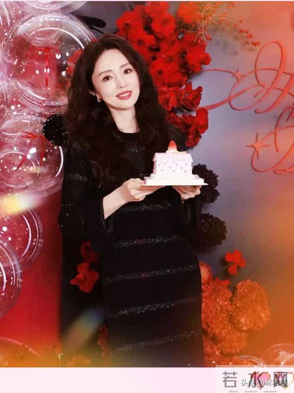 董璇生日会，张维伊贴心照顾小酒窝，与董璇手牵手送客，好甜蜜！