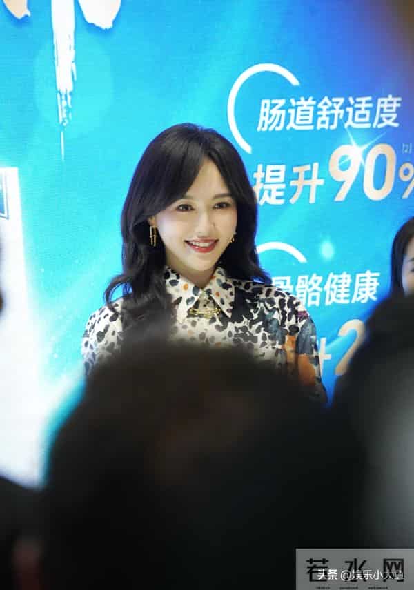 唐嫣今日上海进博会出席活动,穿浅蓝色印花桑蚕丝连衣裙好漂亮