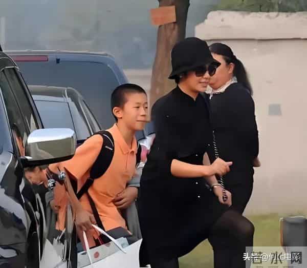 59岁蒋雯丽现状,定居英国,又瘦又老,粉丝惋惜:一代女神也老了