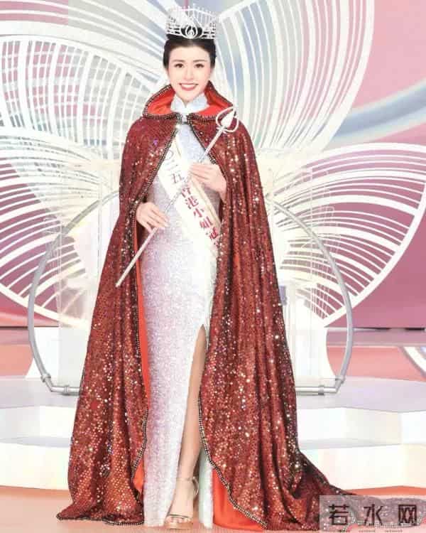 港姐冠军首度公开与男友毕业合照，大方展示甜蜜的恋情