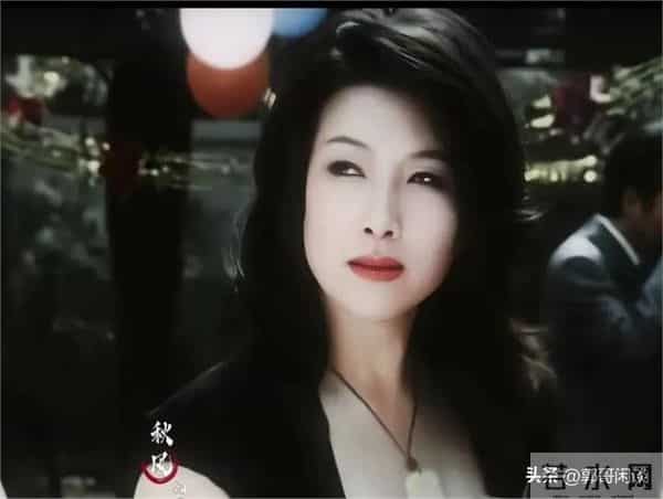 王静真是高大丰满的霸气御姐，独有的气质，丰韵犹存又明艳大气