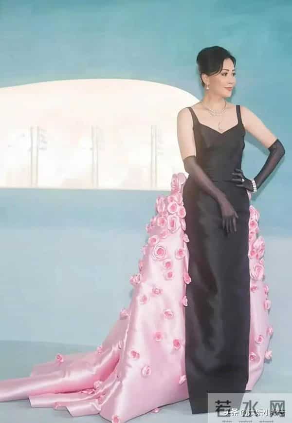 刘嘉玲上海被偶遇，59岁面容饱满身材佳，状态宛如三四十岁