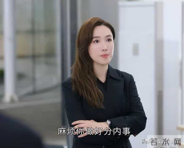 气场弱就别霍霍新闻女王2?眼神空洞 像软柿子,还是回综艺卖惨吧