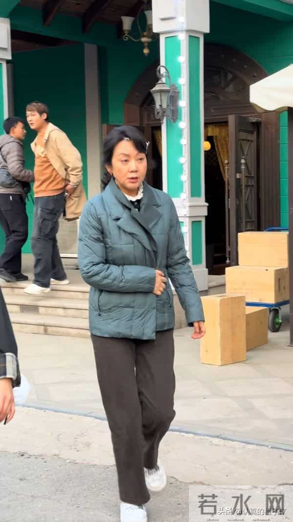 网友沈阳街头偶遇闫妮,穿搭接地气互动亲切无架子,也太亲切了吧