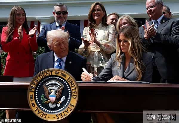 梅拉尼娅拿下“年度爱国者奖”:黑裙之夜 她以优雅重塑美国保守派