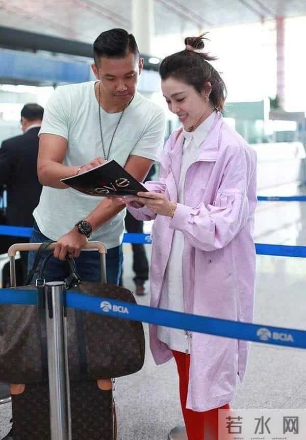 范玮琪夫妇合体走机场,她背10万包却穿红秋裤,不上档次却廉价