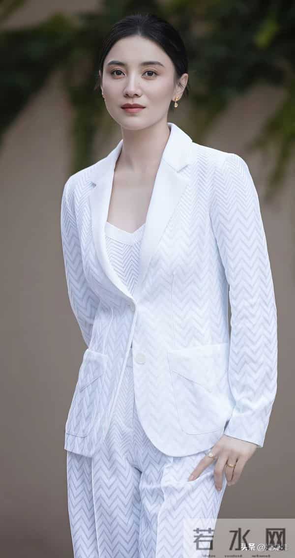 有种“夺命的刀”,叫宋佳的腰;有种“夺人的魂”,叫宋佳的臀