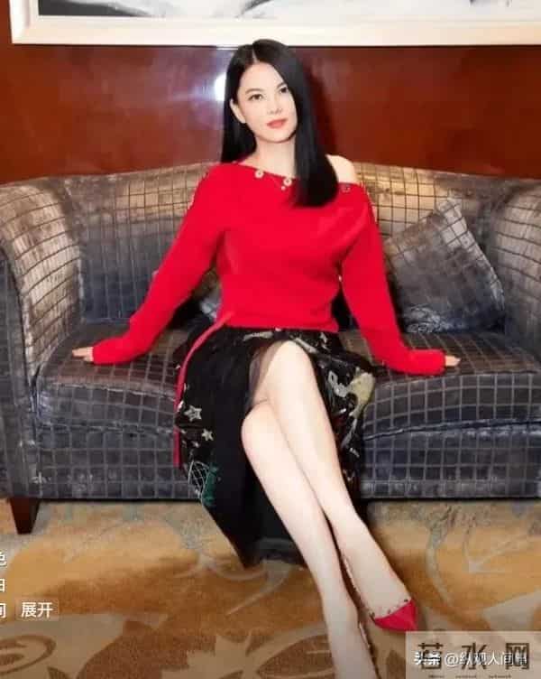 李湘在机场因身材问题被怼到“黑脸”，翻出十年前瘦照反击，好美