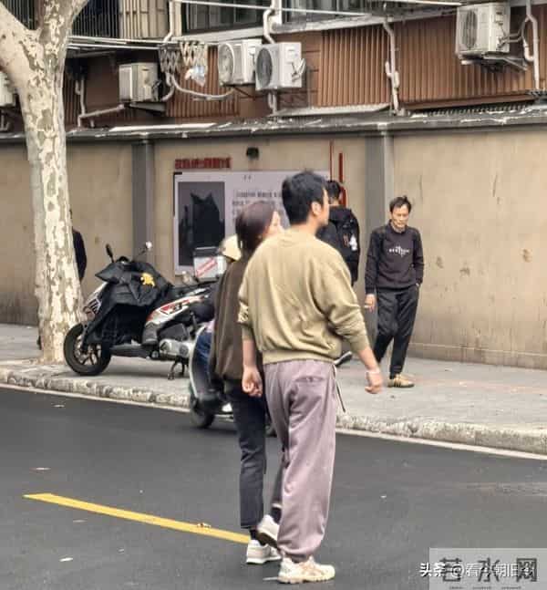 朱亚文和老婆在上海被偶遇,夫妻俩穿衣打扮低调,看起来好般配。