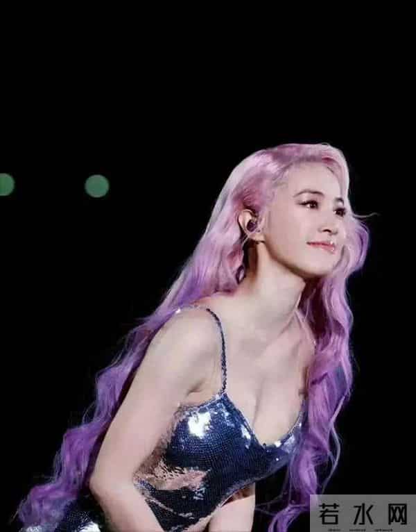 蔡依林的身材是女星里的权威 哪个敢和她比较，关键她还特别娇小