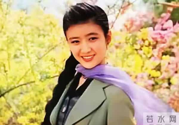 她曾是央视第一美女,赴港生子后离开央视,如今远居美国不再露面