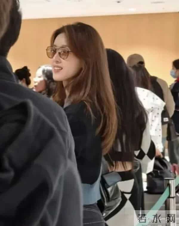 章泽天烫发翻车后 听劝拉直笑容灿烂 和刘强东同框不再唯唯诺诺