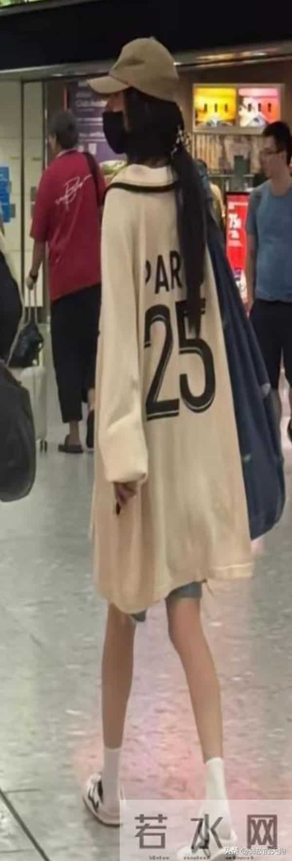 38岁杨幂香港被偶遇！头发潦草背超大包包，低调去看望女儿小糯米