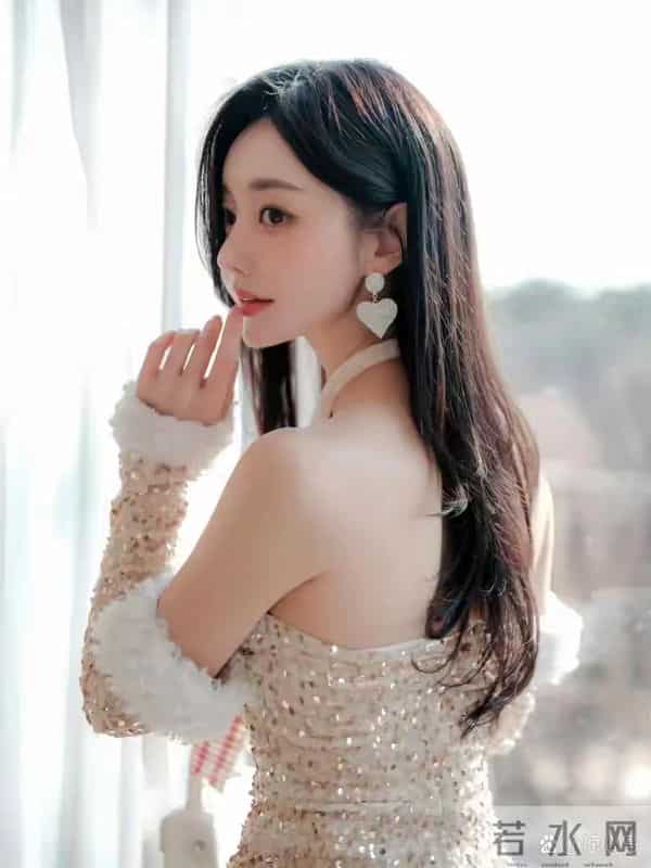 孙允珠,性感挂脖吊带裙,又欲又迷人,挂脖上的铃铛更是点睛之笔