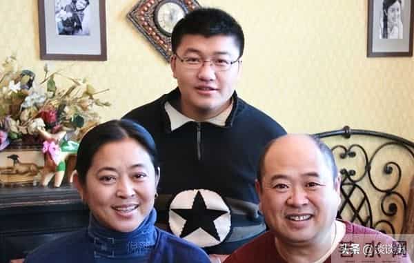 倪萍也没想到,69岁的三婚丈夫杨亚洲,已经开始给全家人争光了